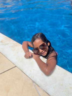 Casa com piscina em frente à praia